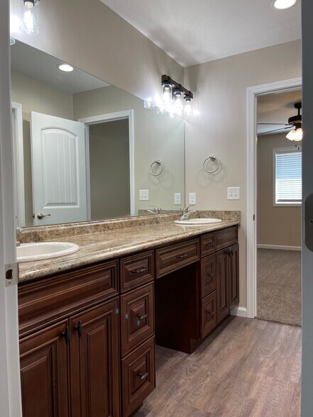 Building Photo - 713 Adkins St