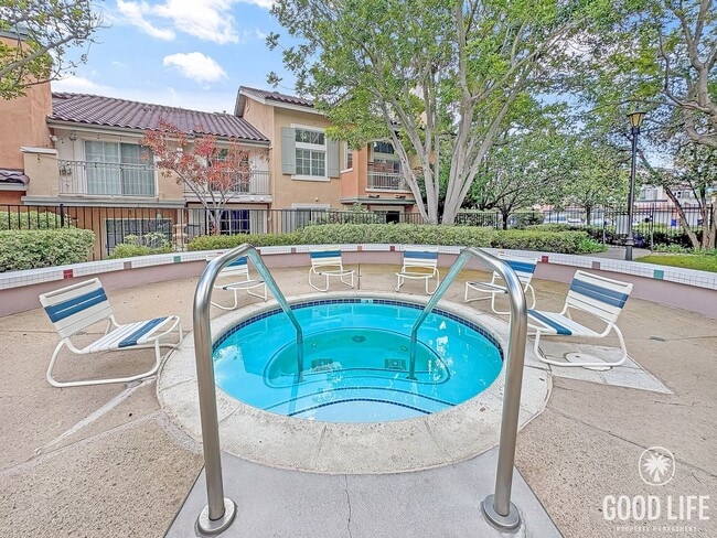 Building Photo - Modern comfort meets coastal living in thi...