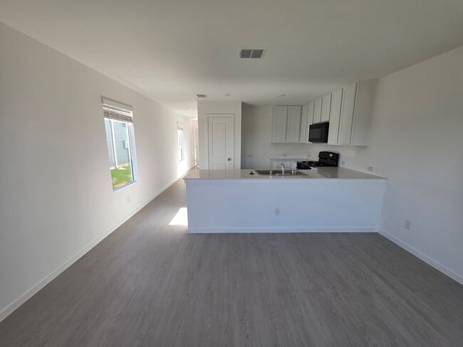 Building Photo - Chic, Compact, and Brand-New in Foree Ranch