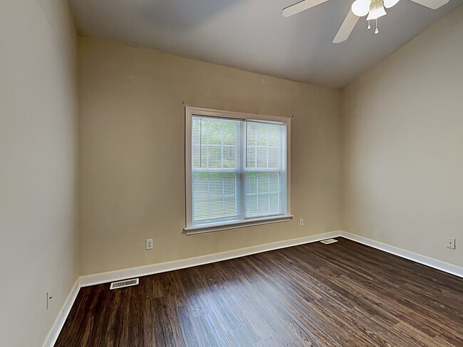 Building Photo - 304 Rose Petal Run