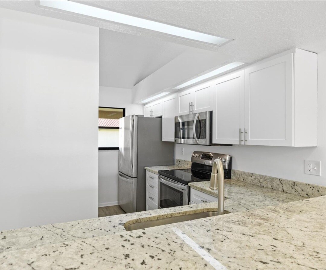 Building Photo - 400 Bouchelle Dr