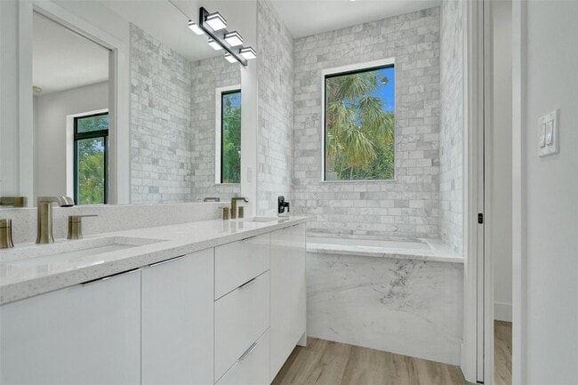 Building Photo - 606 SW 7th Ave