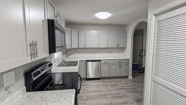 Building Photo - Everything updated in this 2-bedroom home!