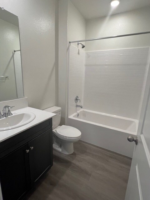 Studio bath - 7318 Chetco River St