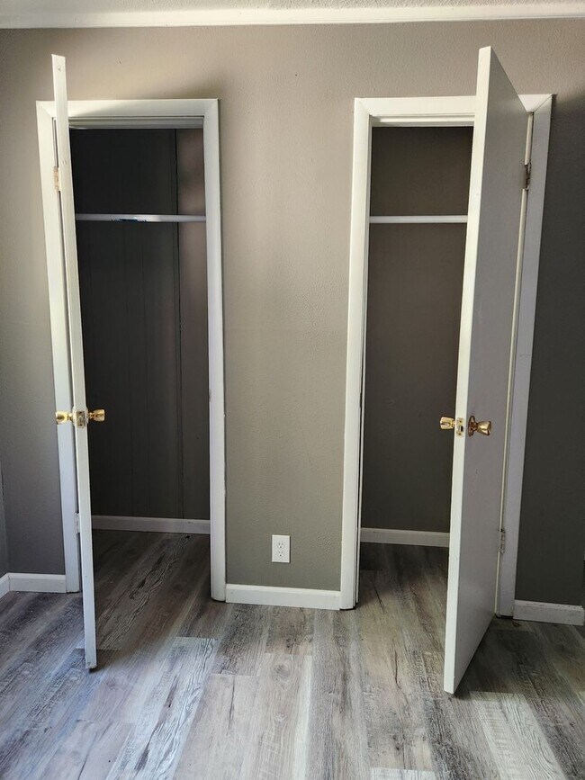 Building Photo - 4-Bedroom/1 Bath Home for Rent – $1,200/month – Columbus, KS