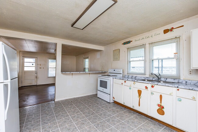 Building Photo - 212 Montgomery Ave