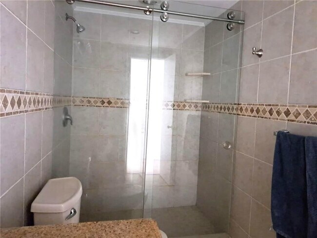 Building Photo - 2455 NE 51st St