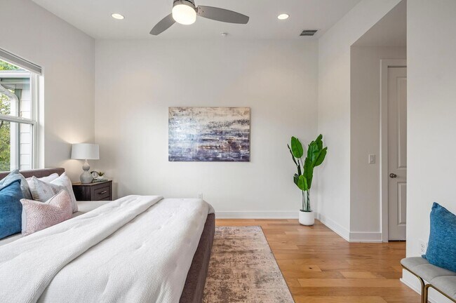 Building Photo - 1301 Cometa St