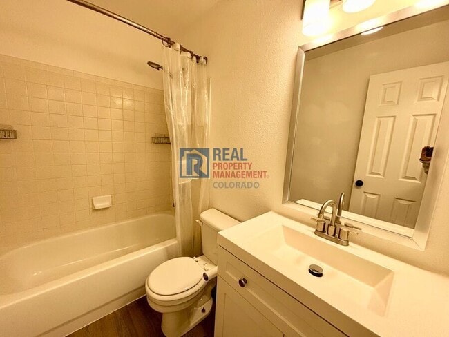 Building Photo - 4620 E Bennington Ave