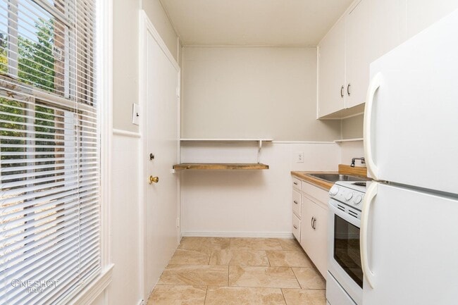 Building Photo - 1725 Ave D