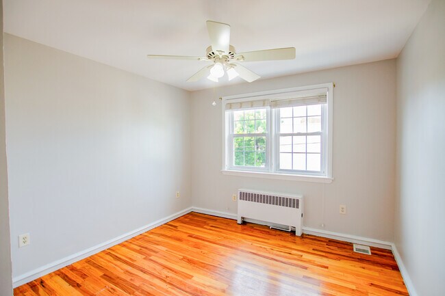 Building Photo - 2553 E Somerset St