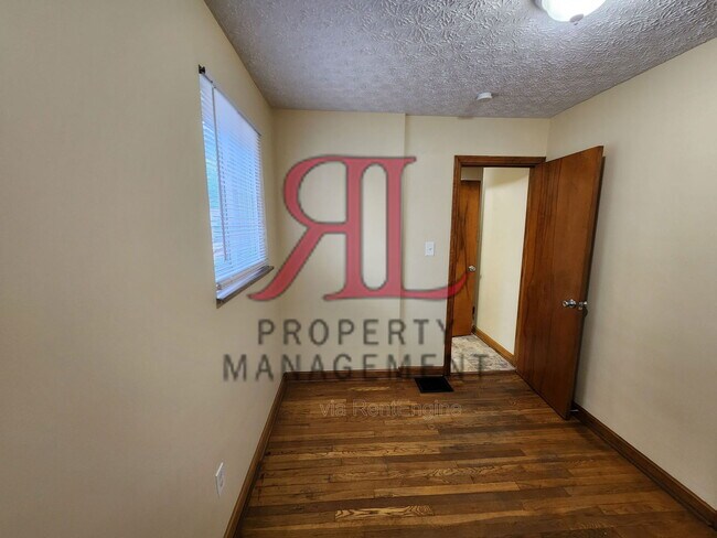 Building Photo - 156 Collingwood Ave