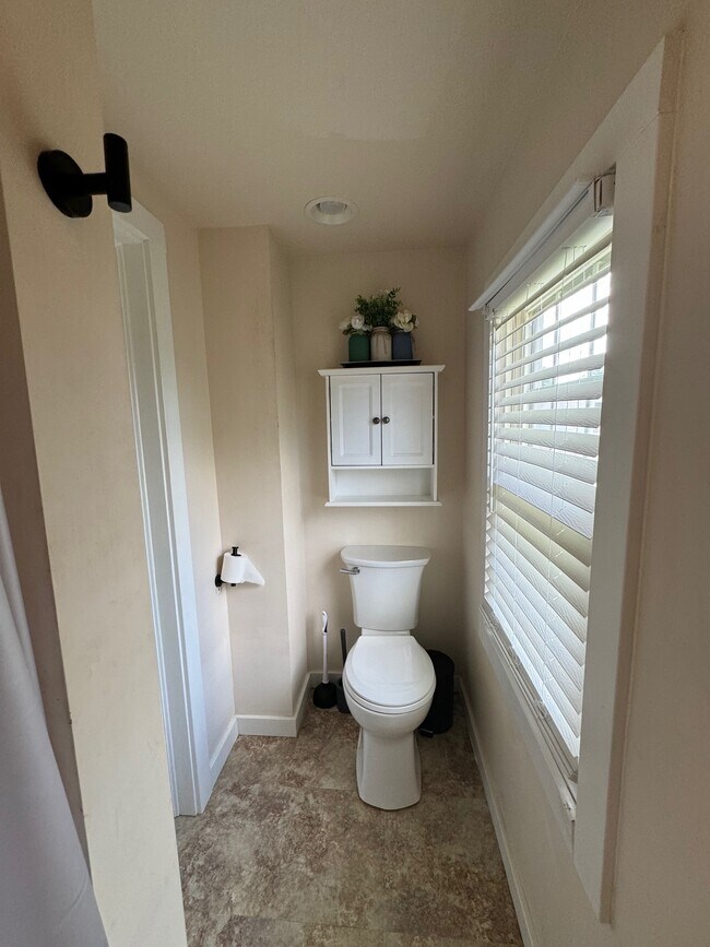 Building Photo - 129 Laurel Rd