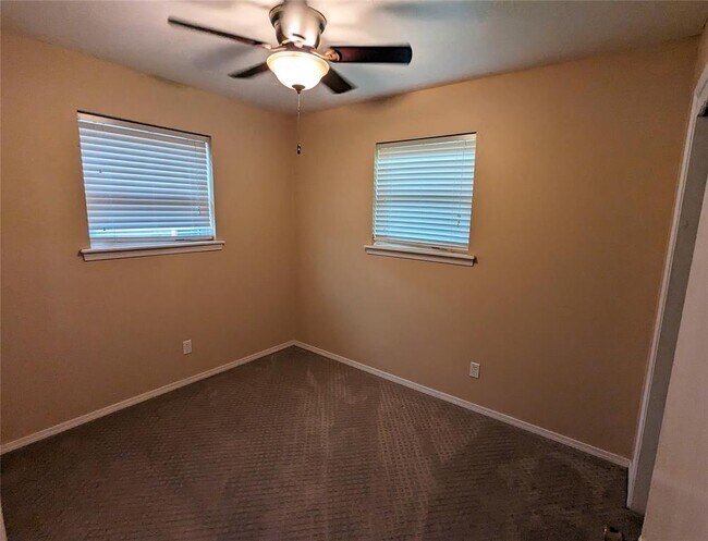 Building Photo - 1404 Heather Ln