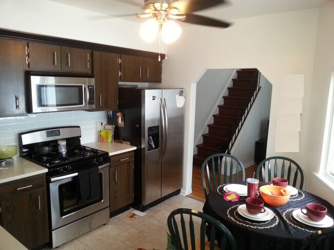 Building Photo - Southside Flats Recently Renovated 3 bedro...