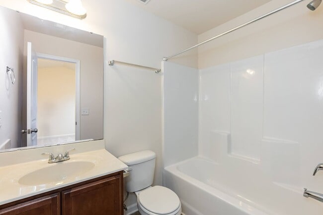 Building Photo - Move In Ready Lillington Home!