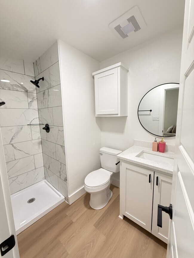 Building Photo - 1126 W Cato Springs Rd