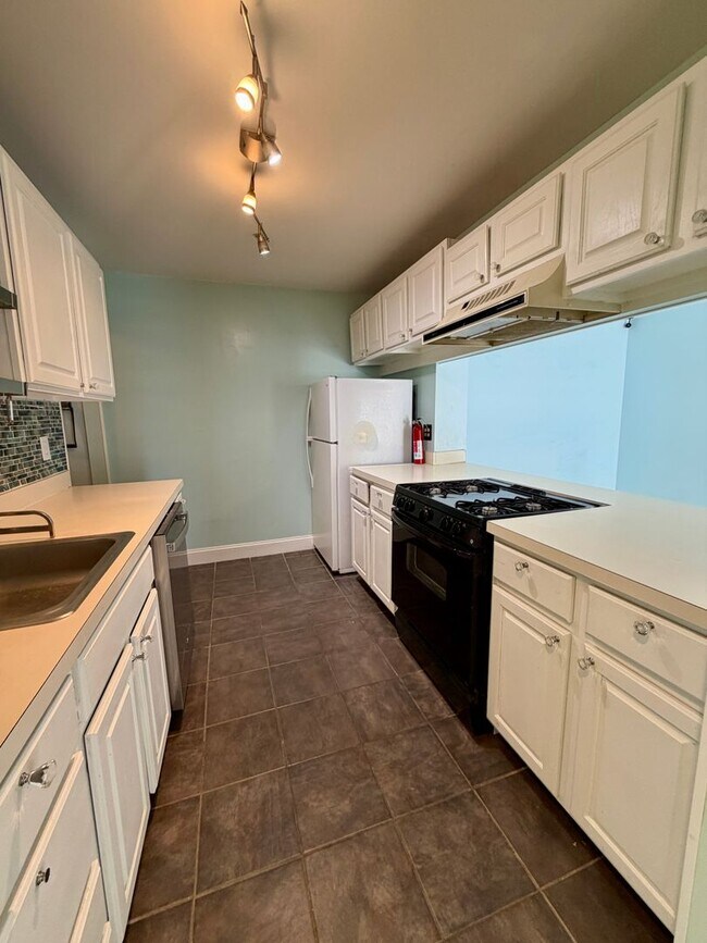 Building Photo - 401 Waters Edge Dr
