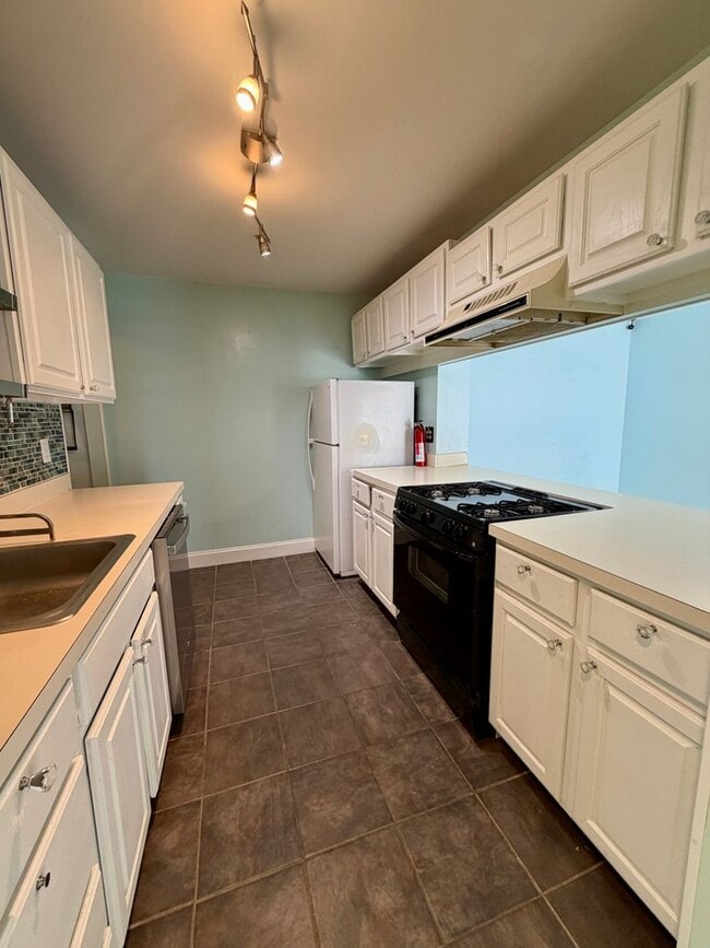 Building Photo - Welcome to Waters Edge Condos!