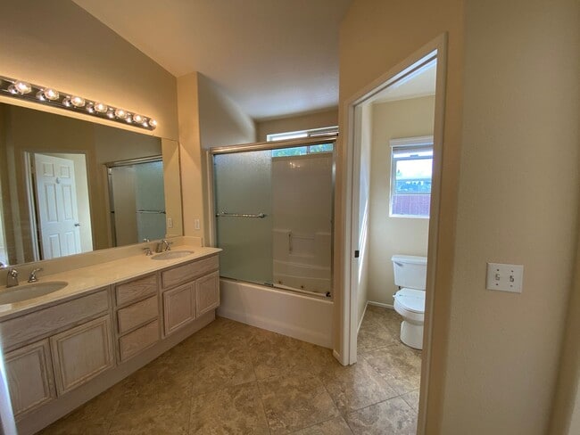 Building Photo - Beautiful Spacious 3BR/2.5BA Located in the Ivey Glenn Community!!