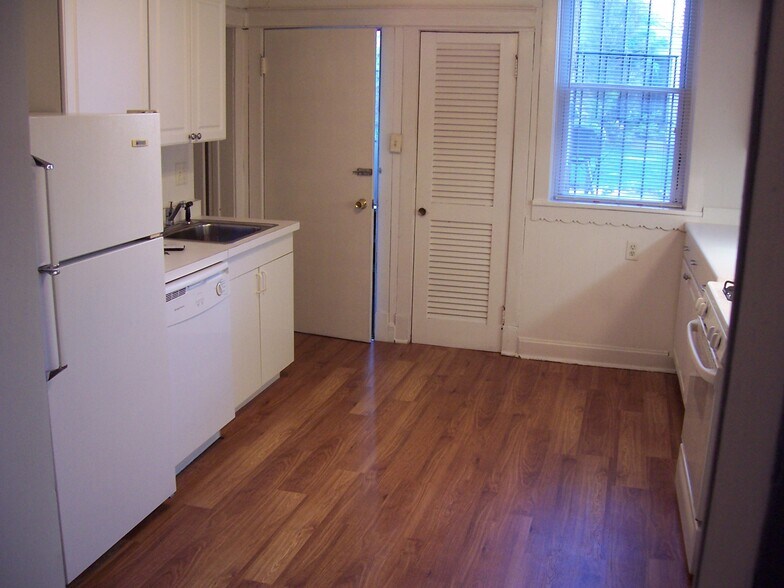 Kitchen/DW/Fridge?pantry - 1648 W Barry Ave