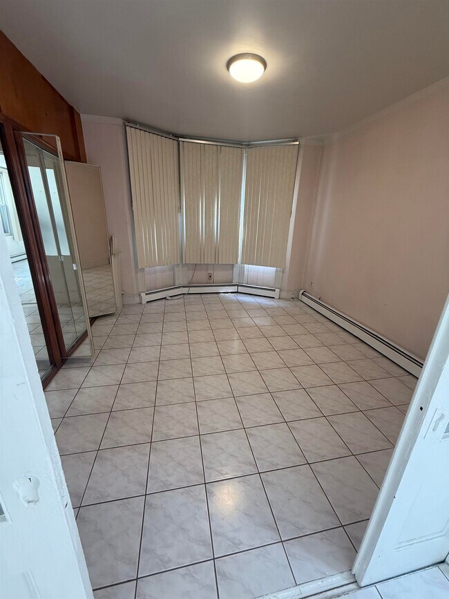 Building Photo - 417 42nd St