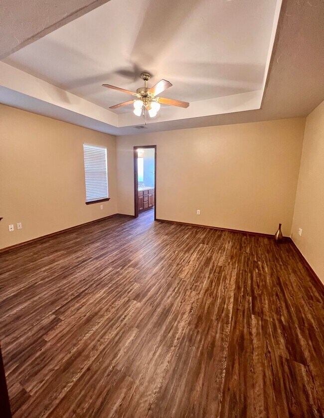 Building Photo - Beautifully Updated 3 Bedroom, 2 Bath Home with two Bonus Spaces!