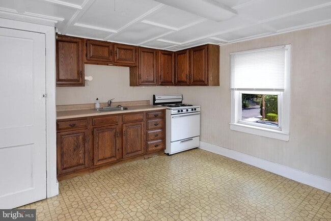 Building Photo - 25 Greenview Ave