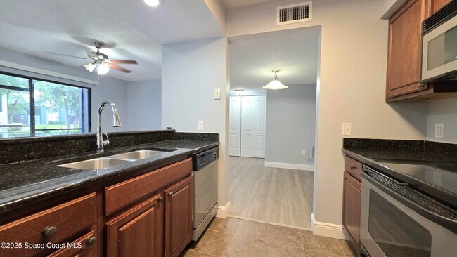 Building Photo - 190 Riverbend Dr