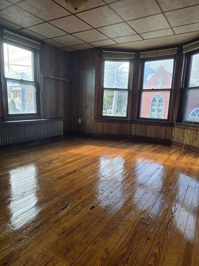 Building Photo - 4 Bedroom