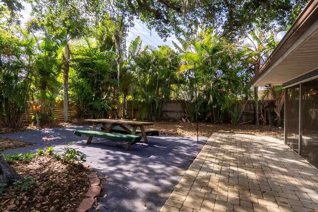 Building Photo - 3525 Riviera Dr