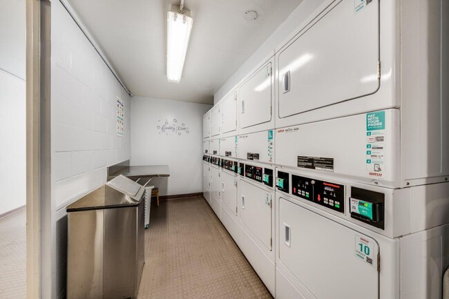 Building Photo - 2BED 2 BATH ALL UTILITIES INCLUDED DOWNTOW...