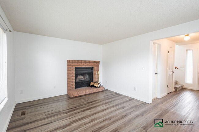 Building Photo - New Renovated 2 Bed 2 bath Townhome