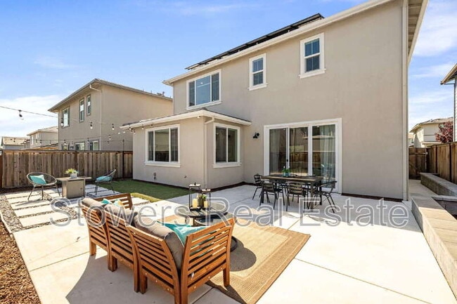 Building Photo - 2428 Periwinkle Pl