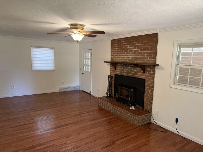 Fireplace room - 5375 Gordon Dr