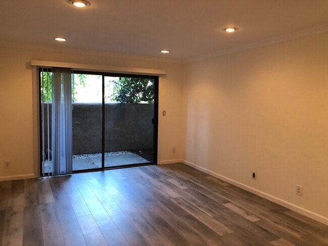Building Photo - Amazing 1BD/1BA Condo in Prime Woodland Hi...