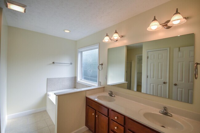 Building Photo - 217 Rolling Stone Ct