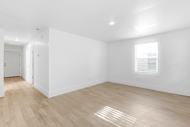 Building Photo - Updated 3-Bedroom Home with Modern Comforts Near Downtown Wilmington