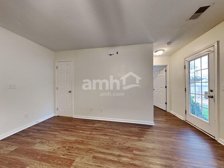 Building Photo - 119 Macallan Ct