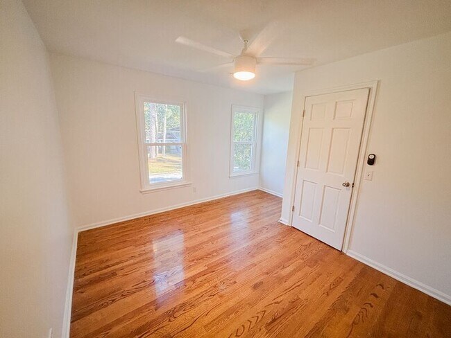 Building Photo - 104 Stratford Dr