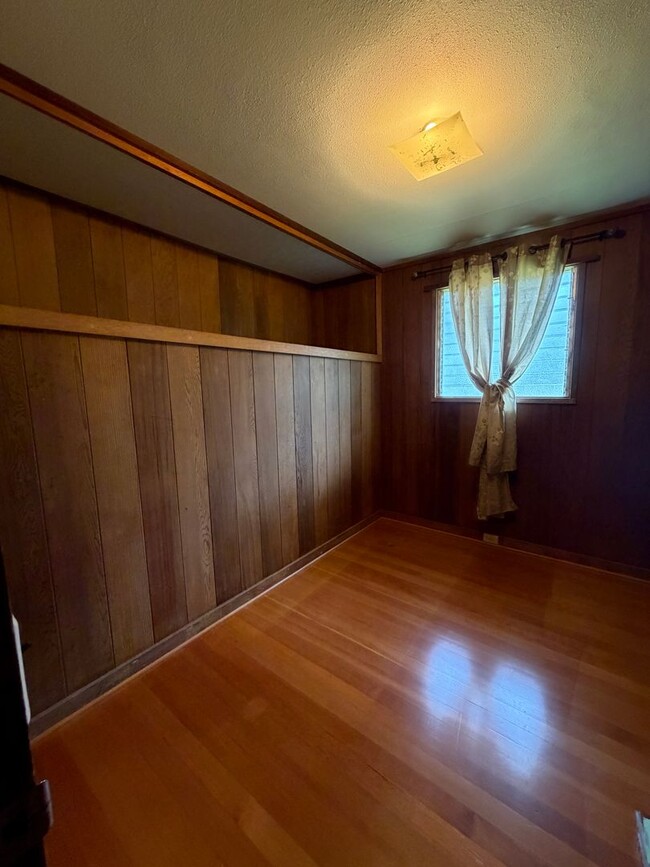 Building Photo - 3 BDRM/1 BATH with Ohana Unit