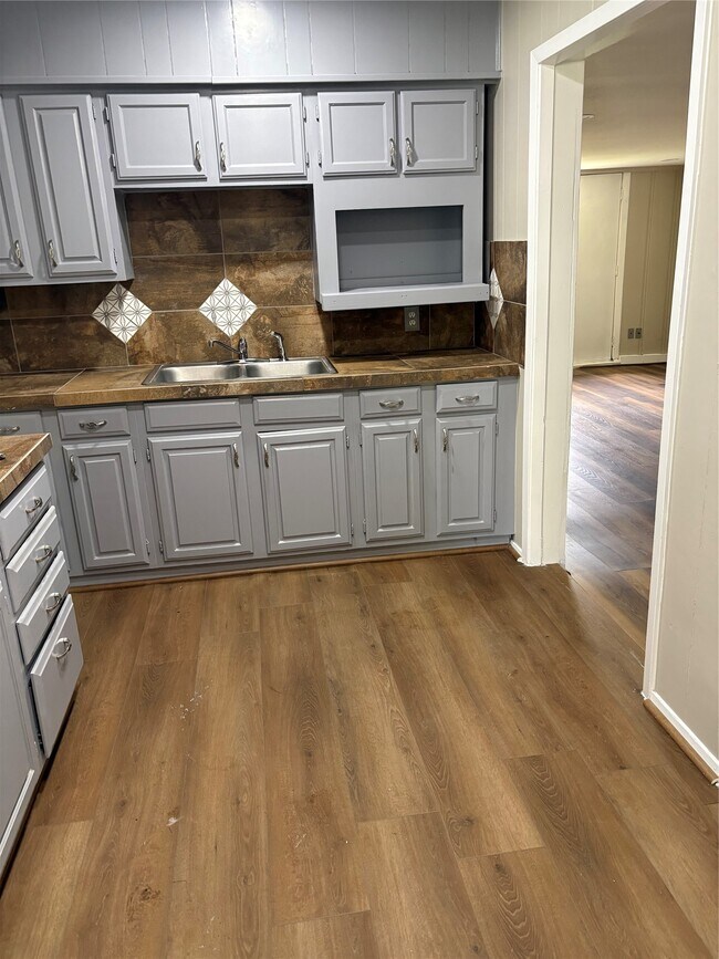 Building Photo - 5914 Ridgeway Dr