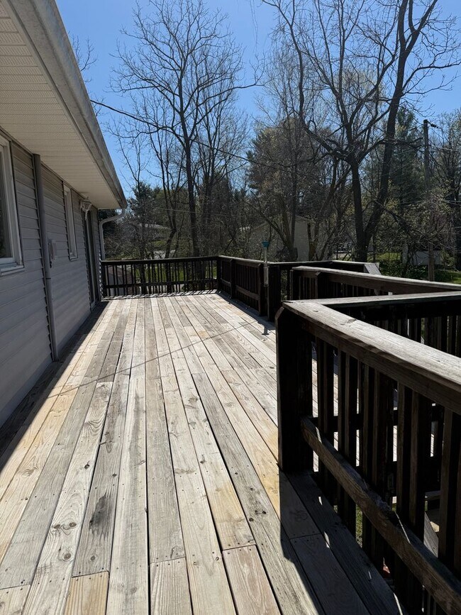 Building Photo - 3 BR / 3 BA Single-family home near Ellettsville