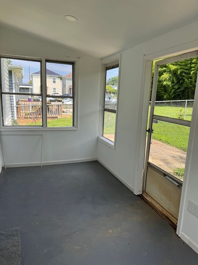 Building Photo - 3 Bedroom || 1 Bathroom Single Family Home