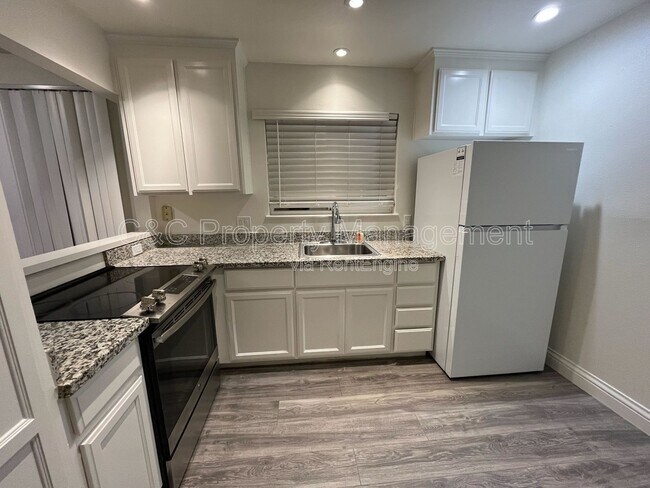 Building Photo - 969 Palm Cir