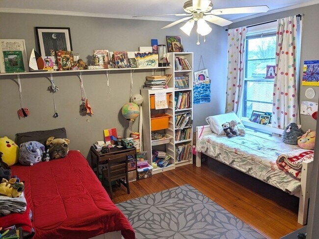 Building Photo - 3 bed/1.5 bath with One parking spot included.