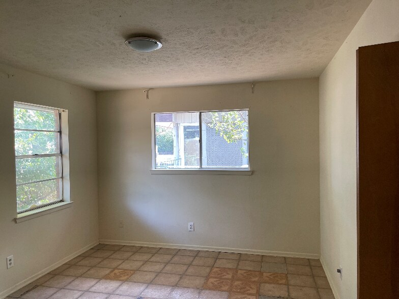 Building Photo - 2111 Scripture St