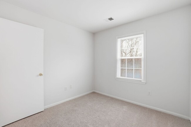 Building Photo - Welcome home to this charming three-level townhouse in the heart of Springfield!