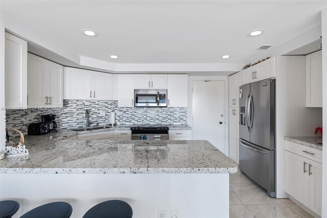 Building Photo - 3111 N Ocean Dr