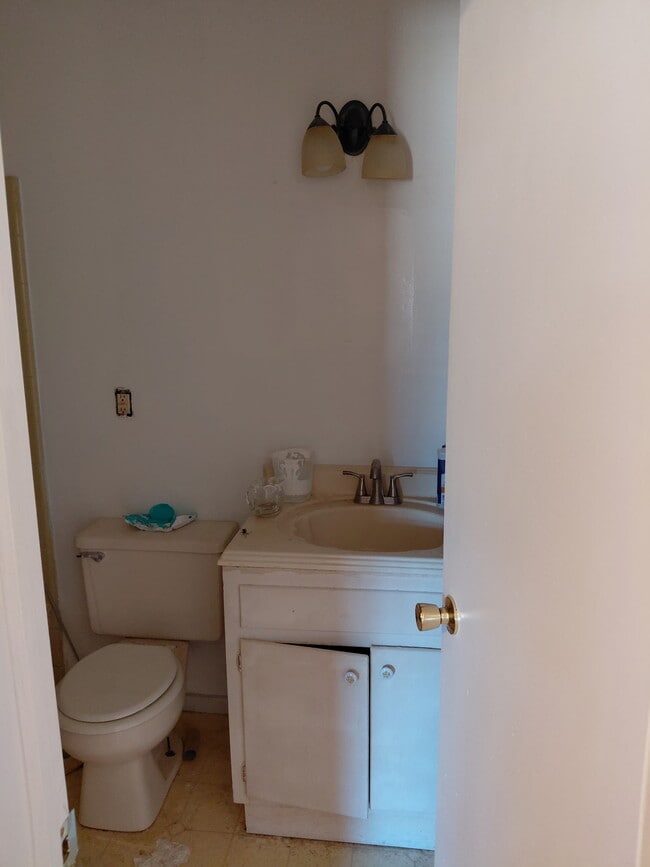 Building Photo - 117 Riverside Dr